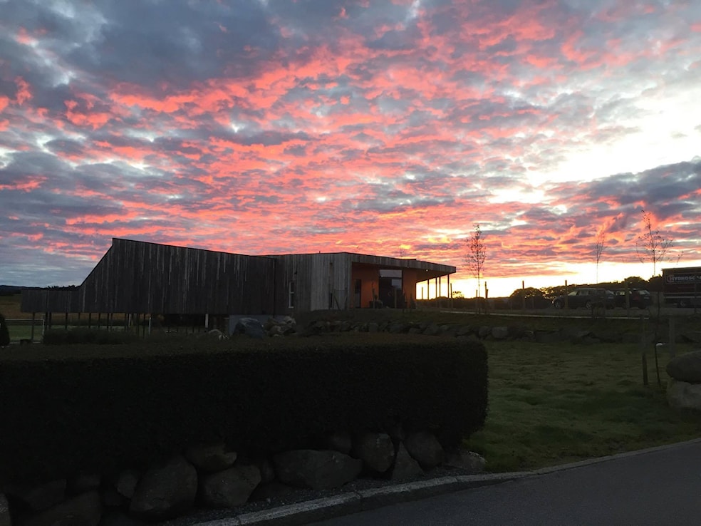 Pølsepub med åresalg og konsert med Svenssen